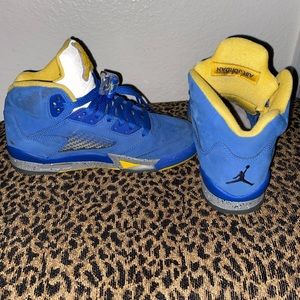 Blue and yellow Js